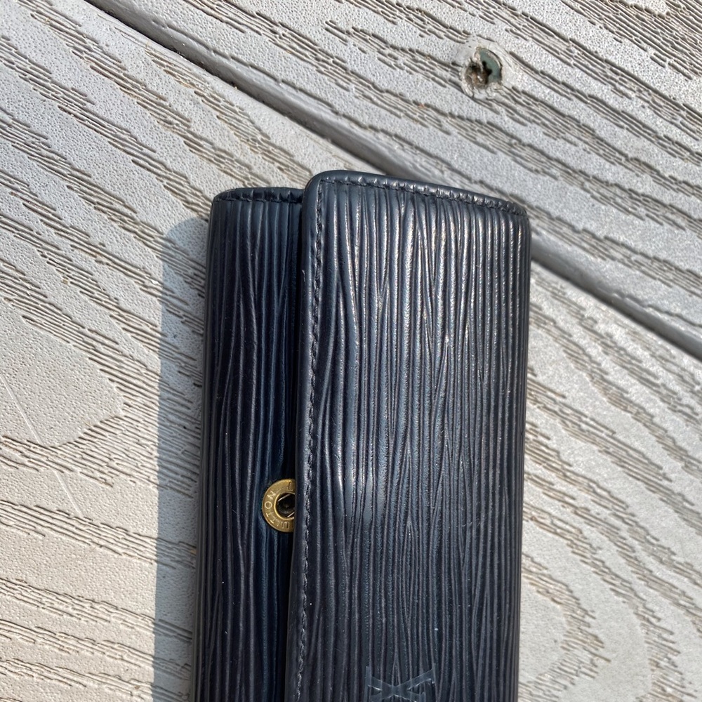 Loui Vuitton key holder